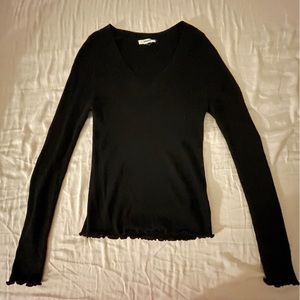 Splendid long sleeve top v neck, ribbed, scalloped hem, Size S, black